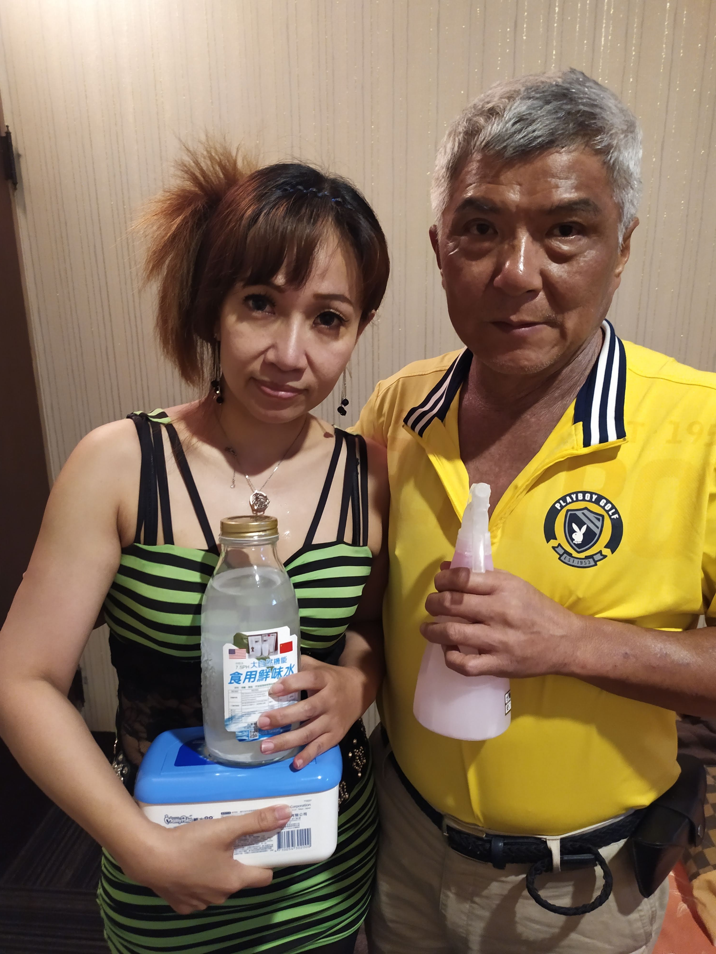 帥男美女同照大自然機能可食鮮味水(酒、蜂)調製濕巾