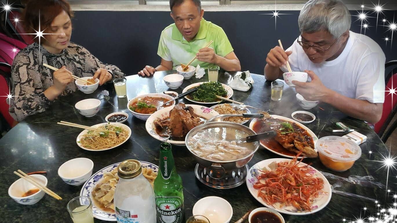  餐桌料理利用太自然機能食用鲜味水應用飲食防止食物毒病傳染及提升食物新鮮味並促進食之安全衛生。/